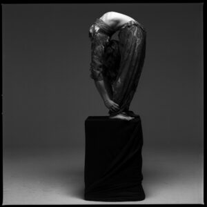 Contorsionniste sur cube 2