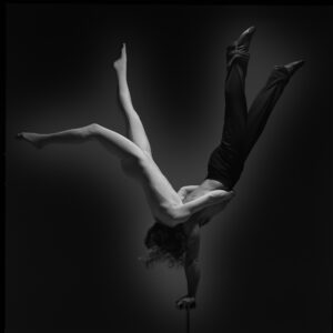 Couple en équilibre sur cannes