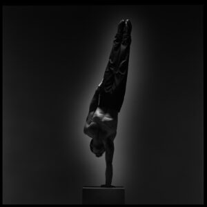 Équilibriste sur un bras