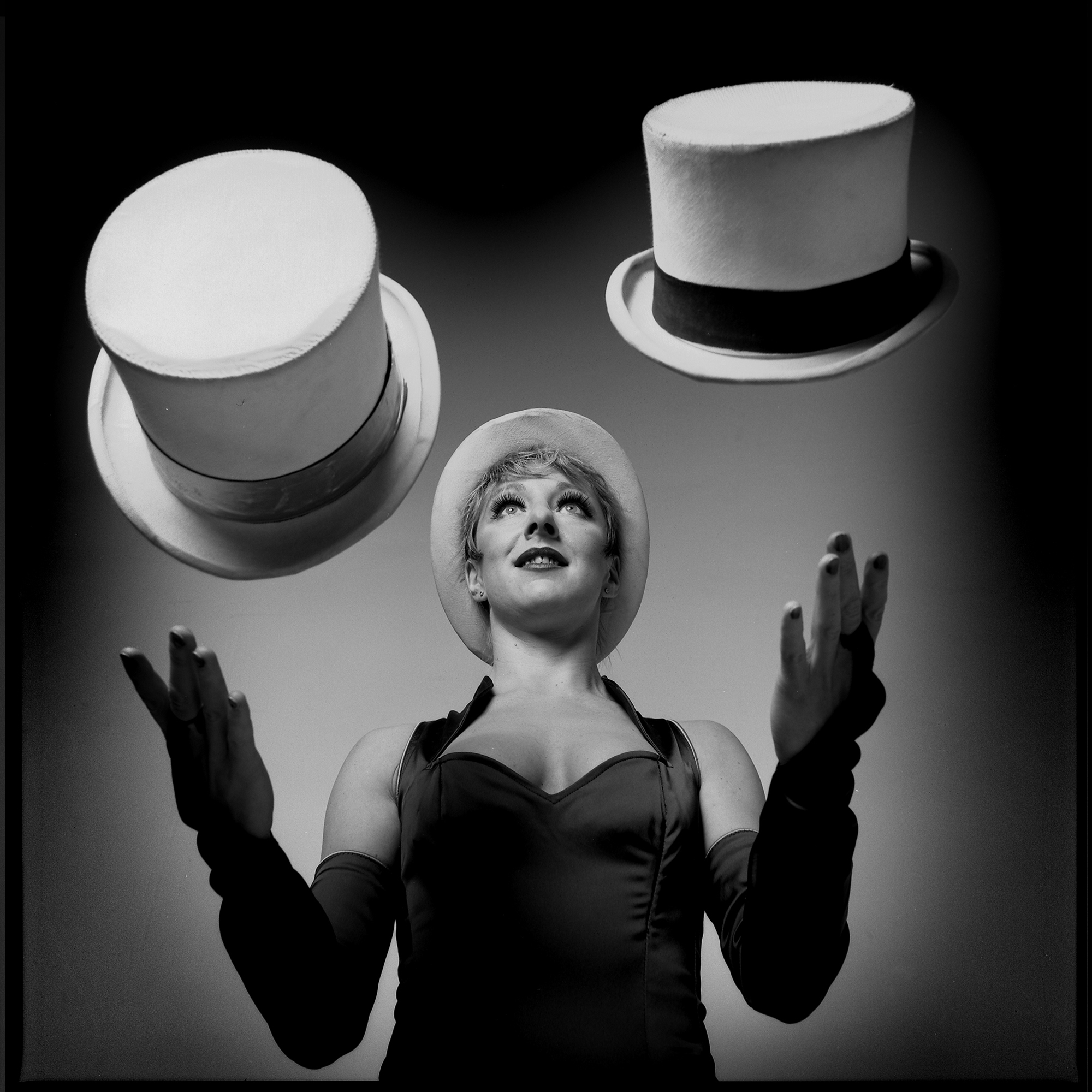 Jongleuse aux chapeaux