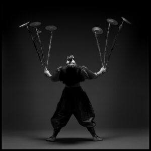 Jongleuse aux assiettes