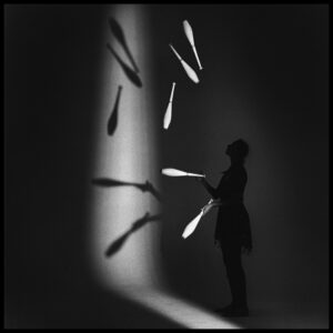 Jongleuse avec son Ombre