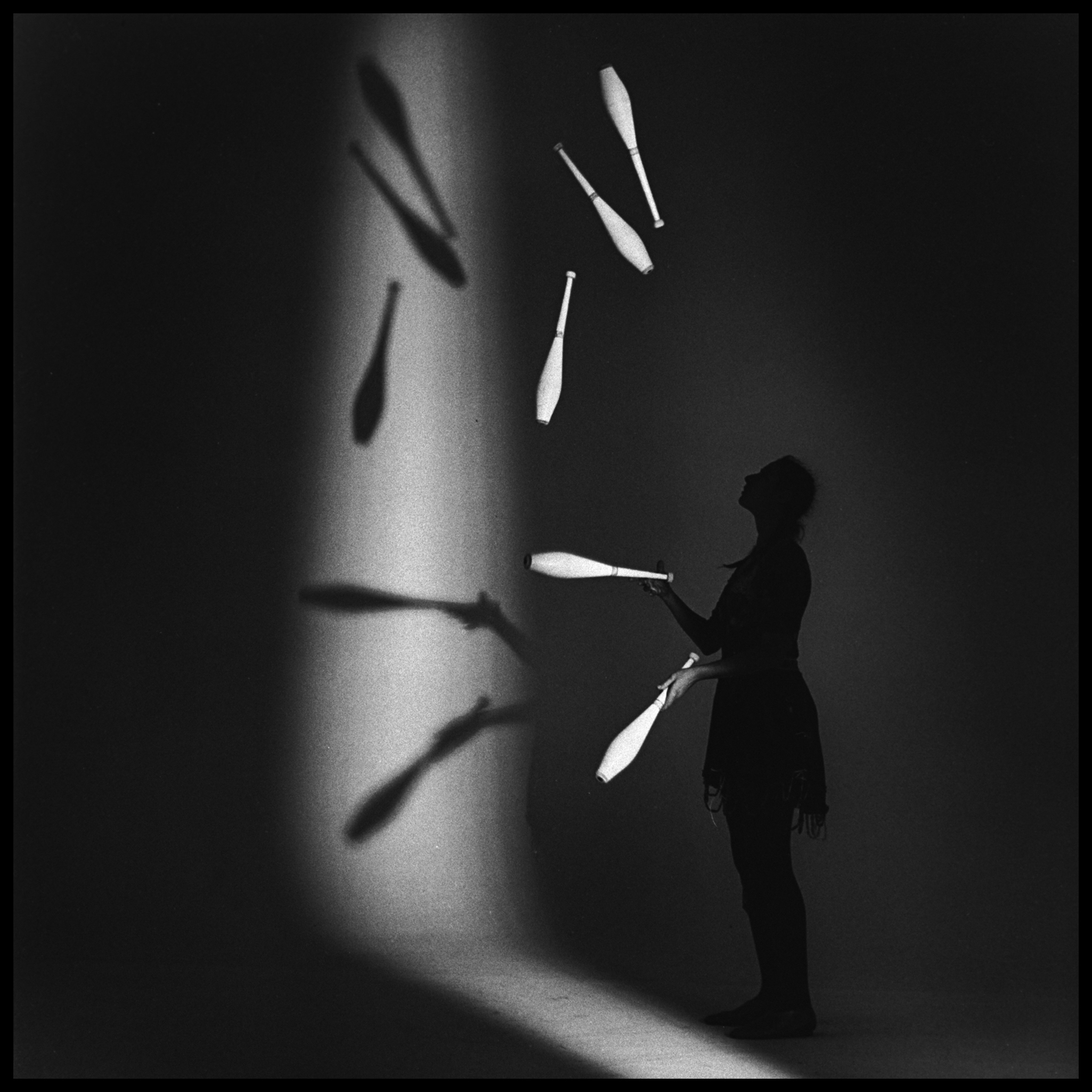 Jongleuse avec son Ombre