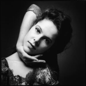 Portrait de Manou Contorsioniste