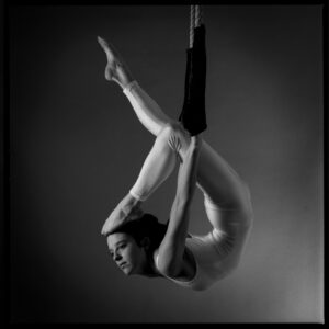 Trapéziste un pied sur la Tête